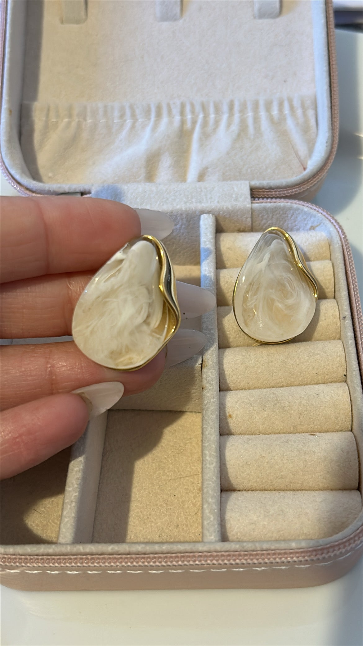 Ιδιαίτερο σκουλαρίκι πέτρα λευκή