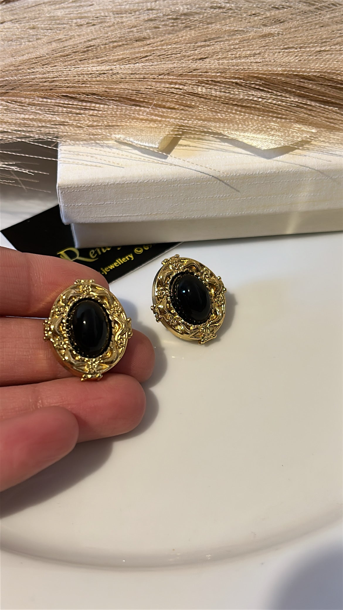 Σκουλαρίκι καρφωτό ανάγλυφο με μαύρη πέτρα