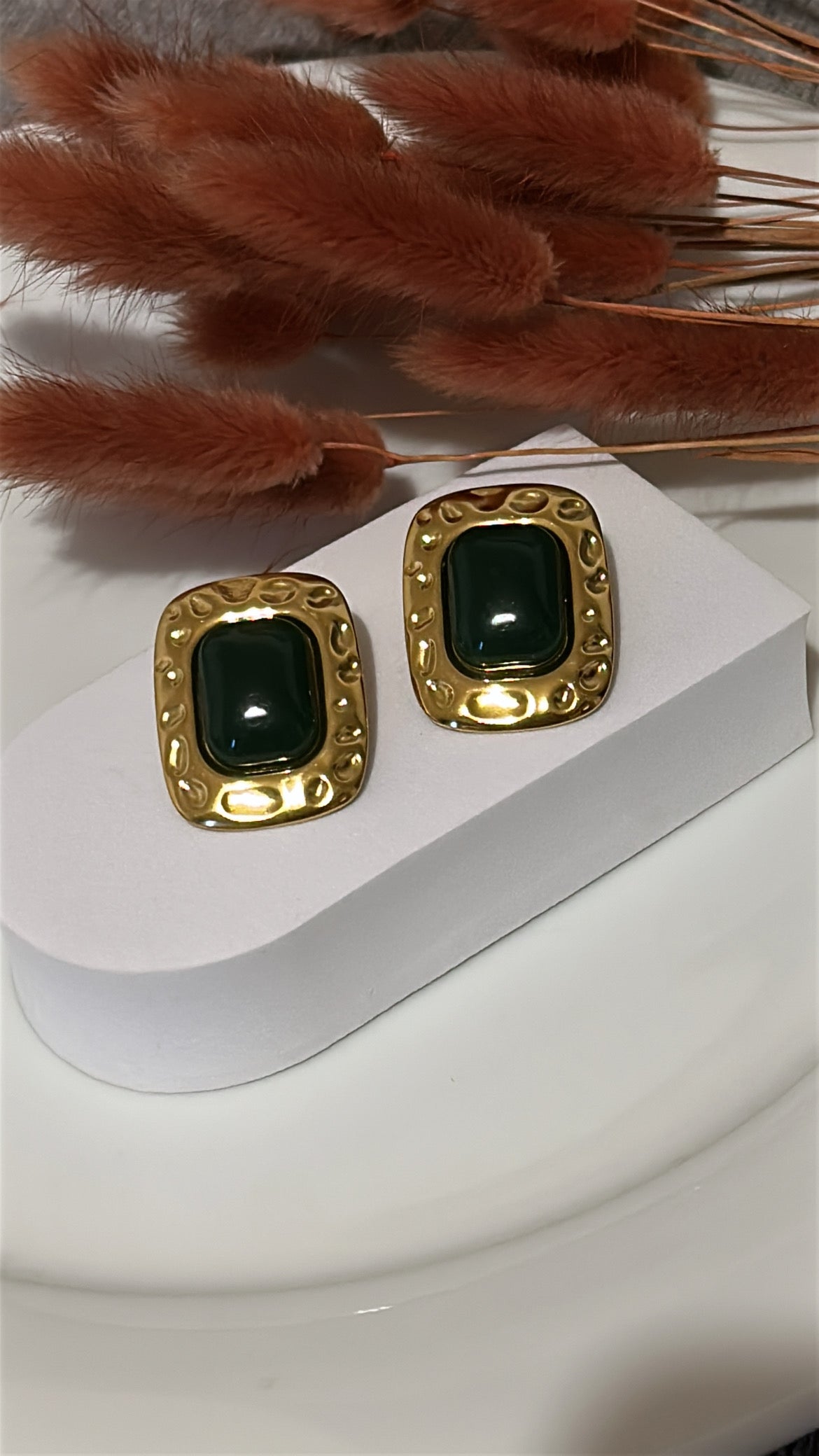 Σκουλαρίκι καρφωτό ανάγλυφο με σκούρα πράσινη πέτρα