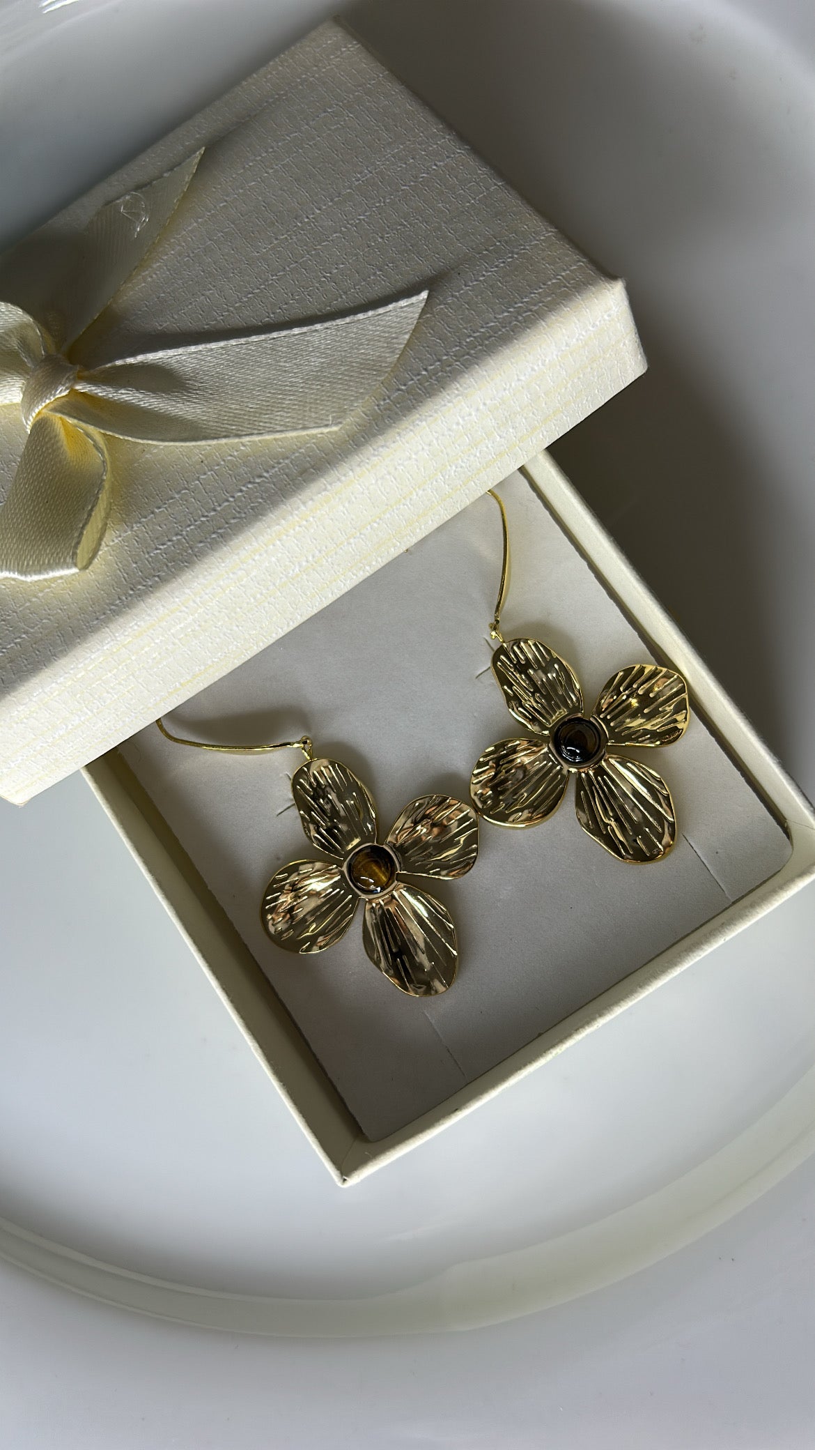 Σκουλαρίκι λουλούδι με καφέ πέτρα