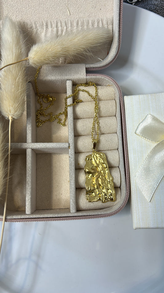 Κολιέ με στοιχείο ανάγλυφο