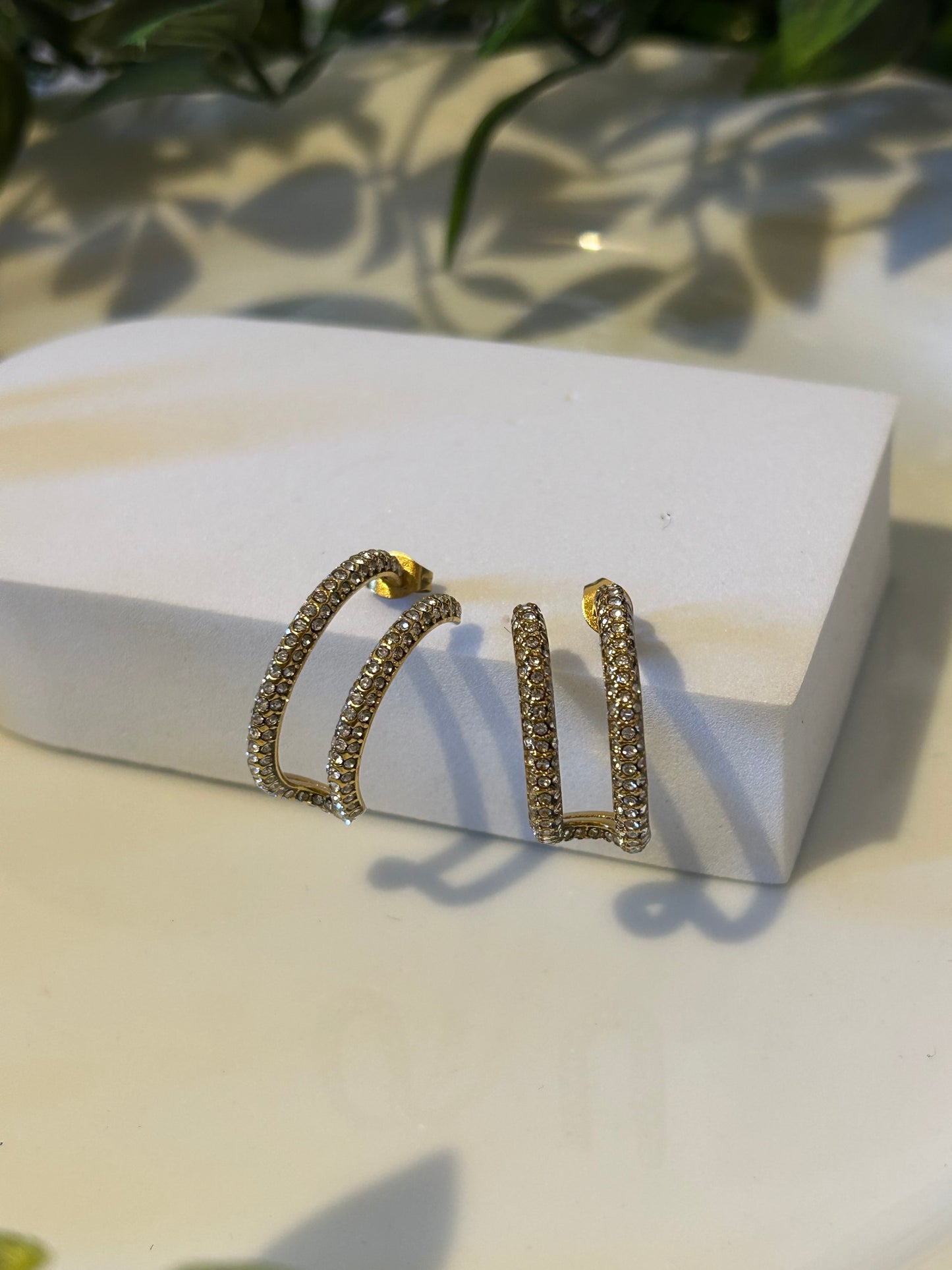 Ιδιαίτερο σκουλαρίκι με strass