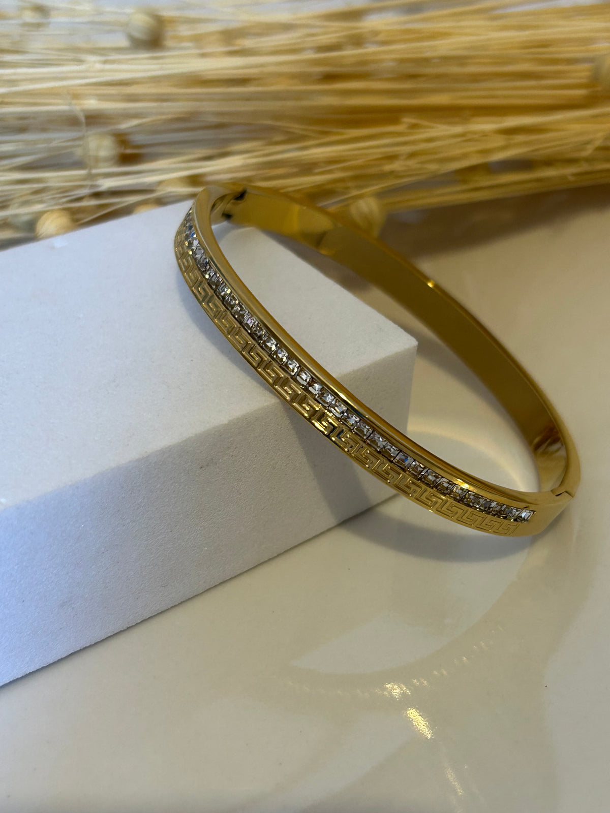 Χειροπέδα ανάγλυφη με strass