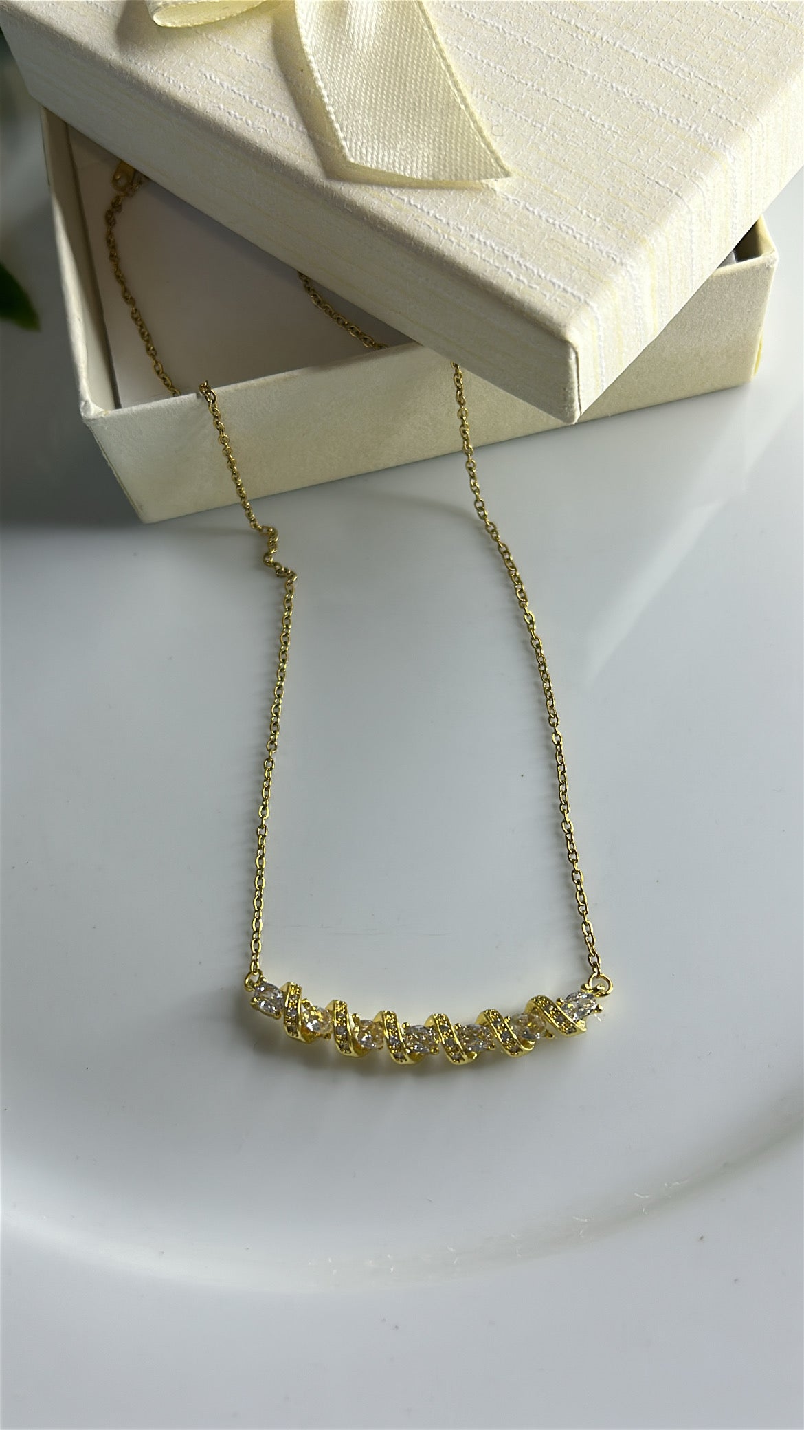 Κολιέ στριφτό με διαμαντάκια