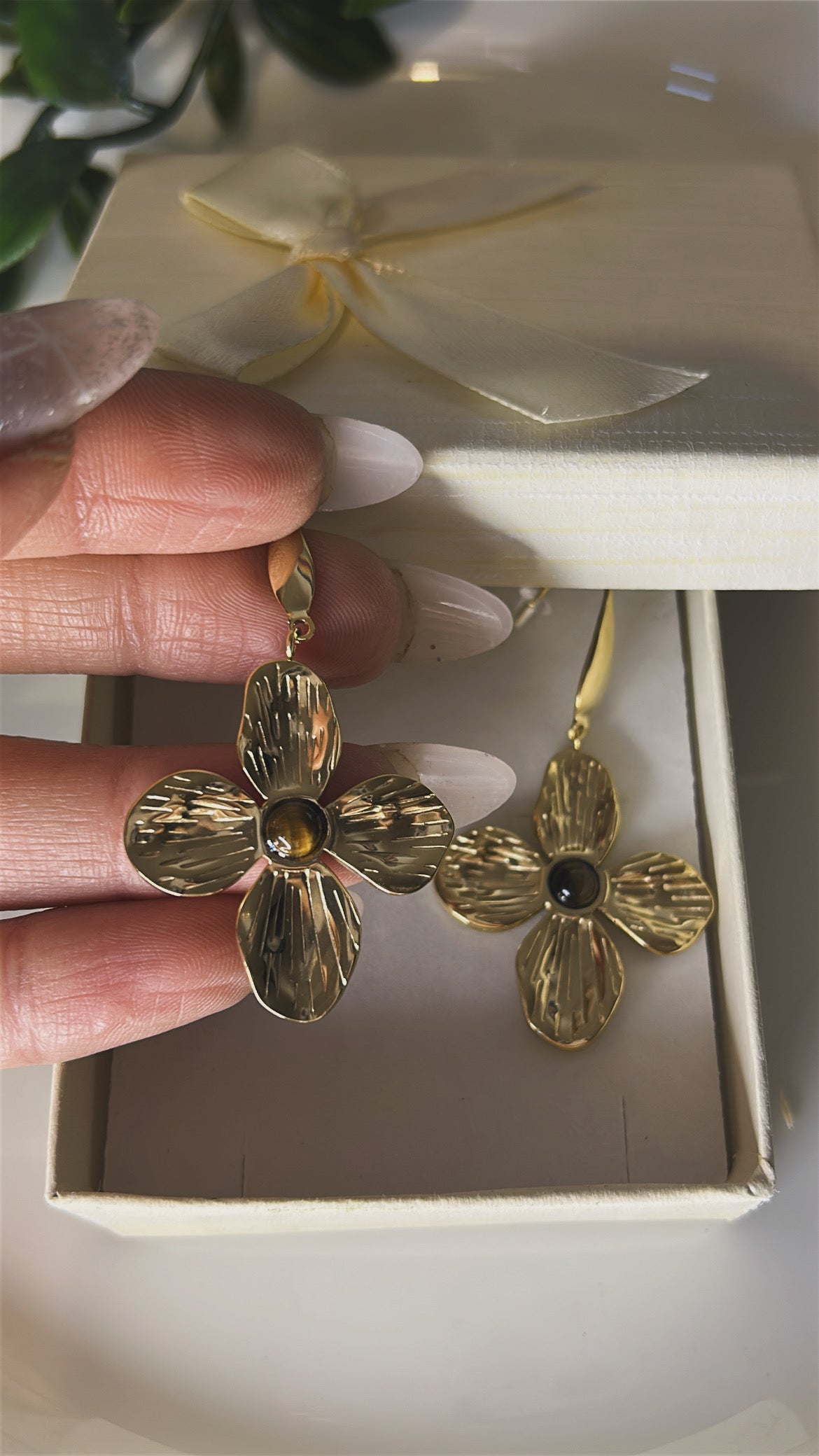 Σκουλαρίκι λουλούδι με καφέ πέτρα