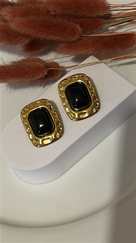 Σκουλαρίκι καρφωτό ανάγλυφο μαύρη πέτρα