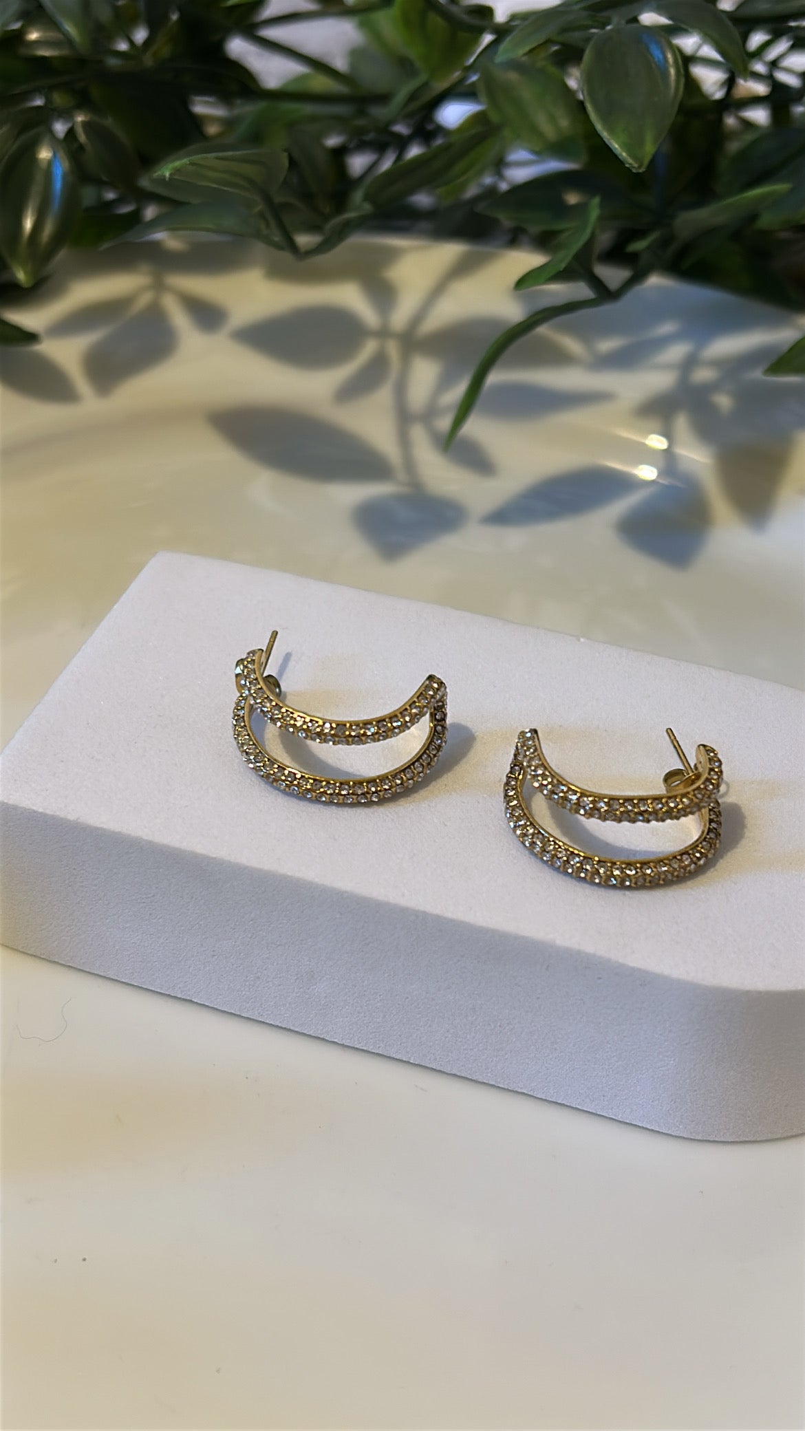 Ιδιαίτερο σκουλαρίκι με strass