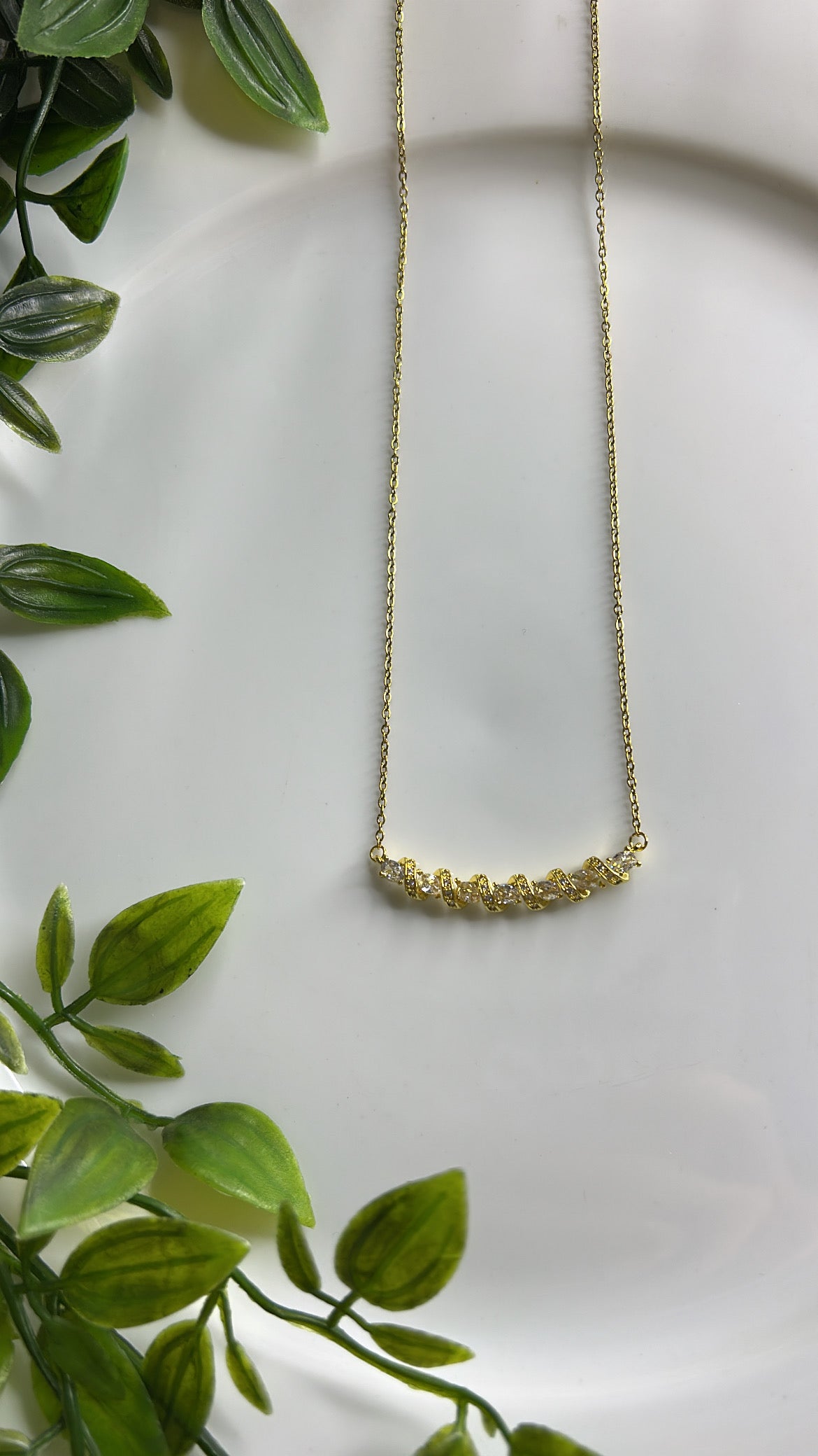 Κολιέ στριφτό με διαμαντάκια