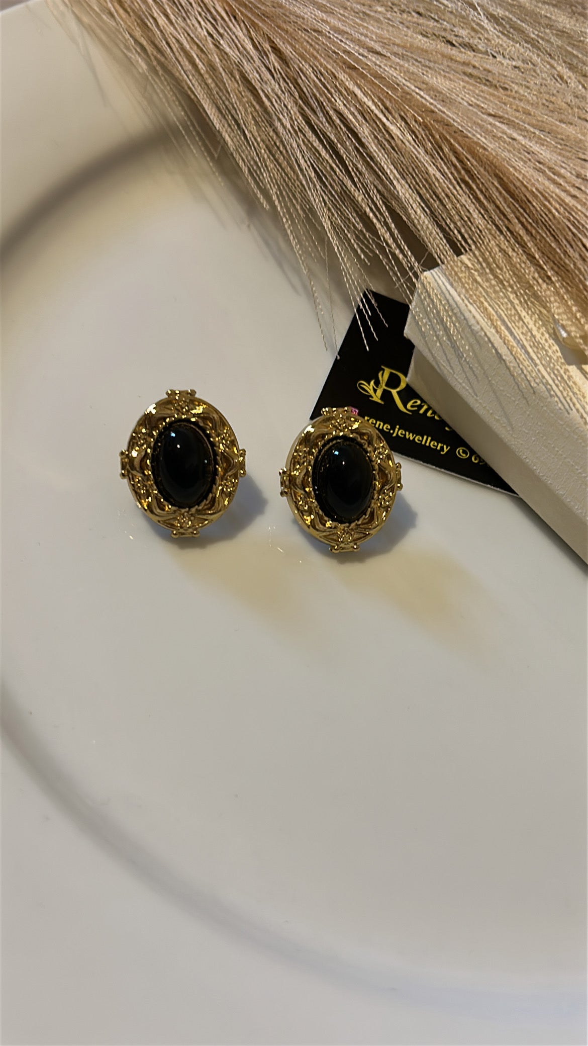 Σκουλαρίκι καρφωτό ανάγλυφο με μαύρη πέτρα