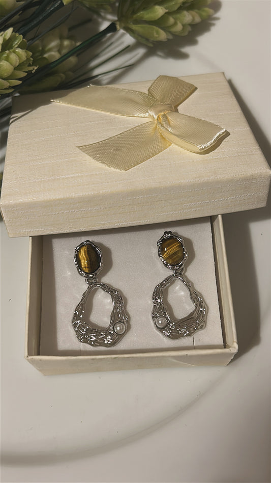 Σκουλαρίκι ανάγλυφο με καφέ πέτρα