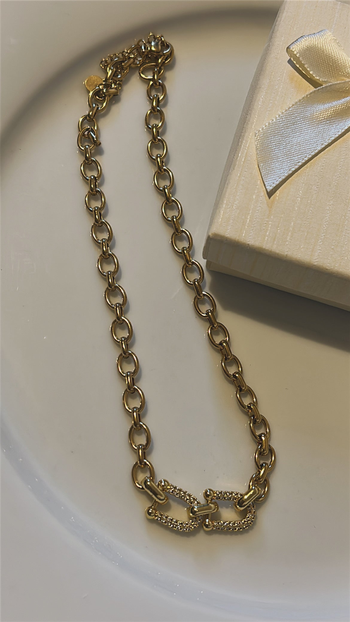 Κολιέ αλυσίδα με ιδιαίτερο στοιχείο strass