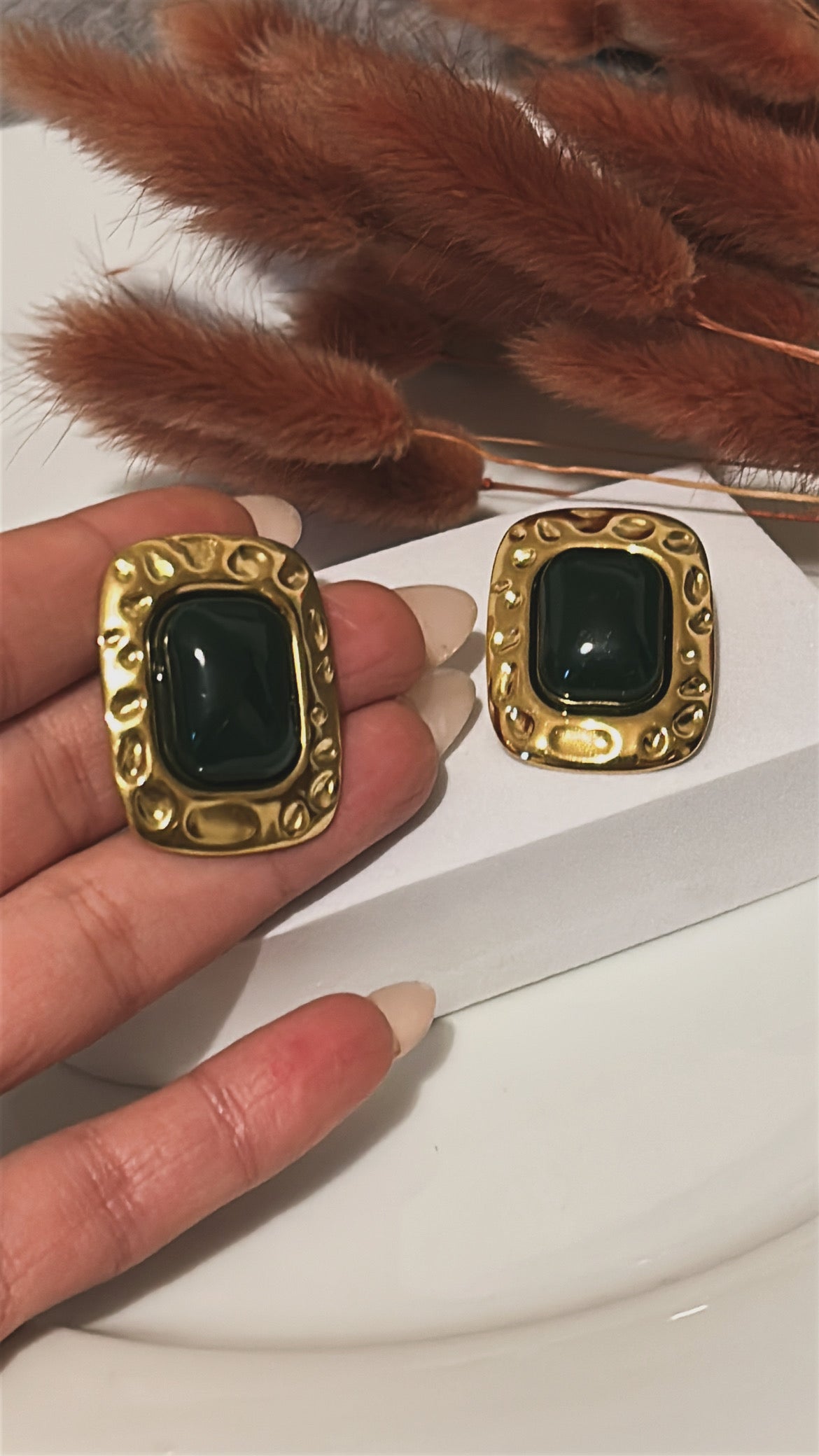 Σκουλαρίκι καρφωτό ανάγλυφο με σκούρα πράσινη πέτρα