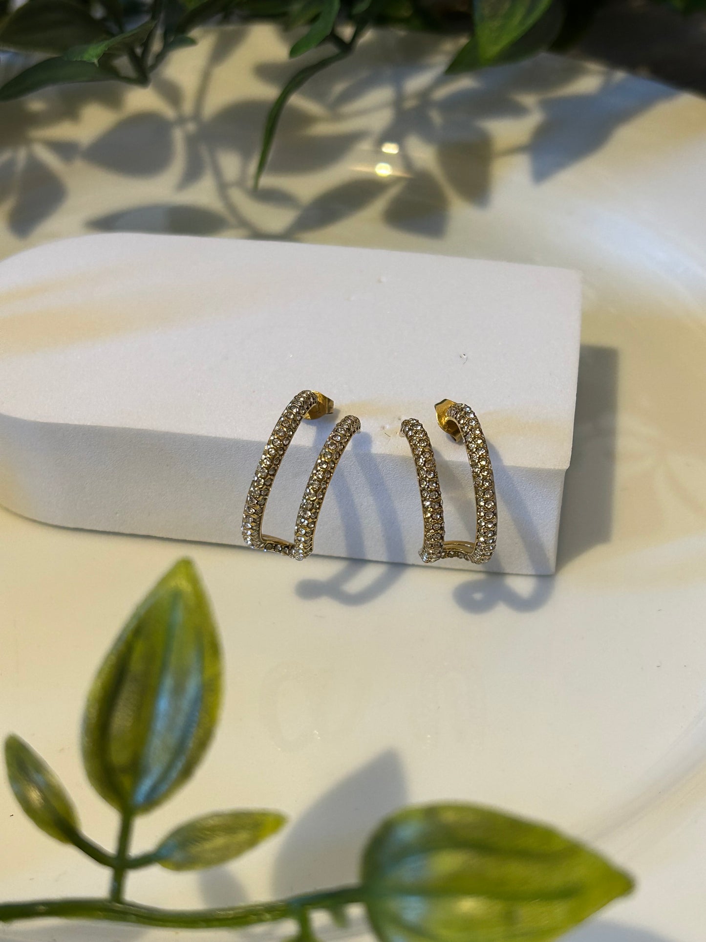 Ιδιαίτερο σκουλαρίκι με strass