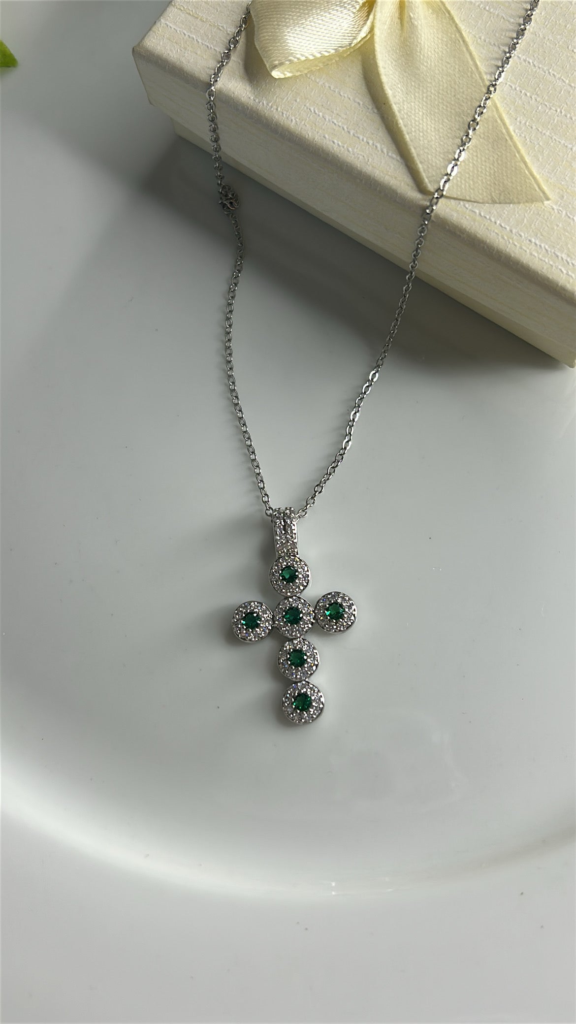 Σταύρος κολιέ με διαμάντια πράσινα