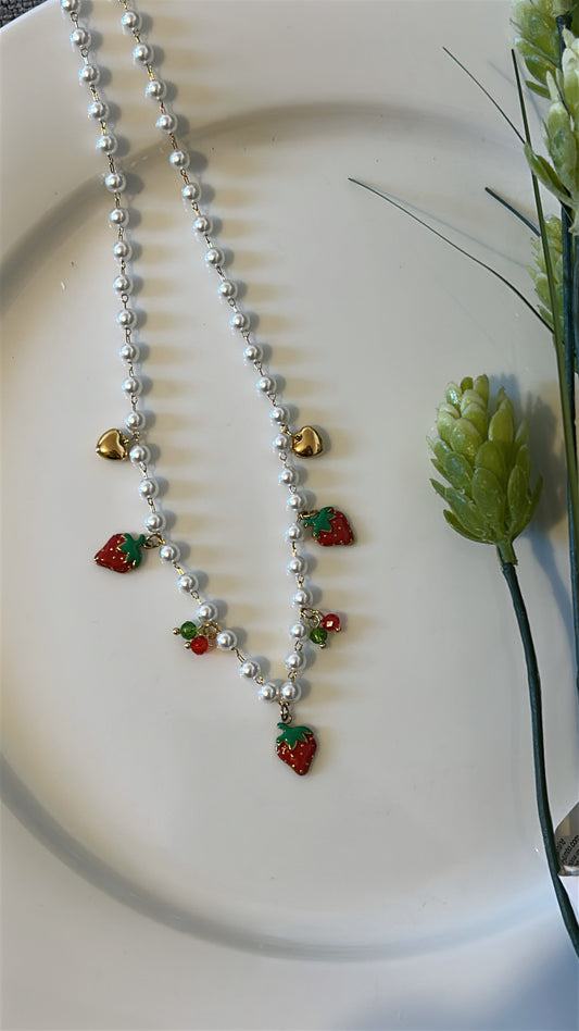 Κολιέ περλέ με charms strawberry