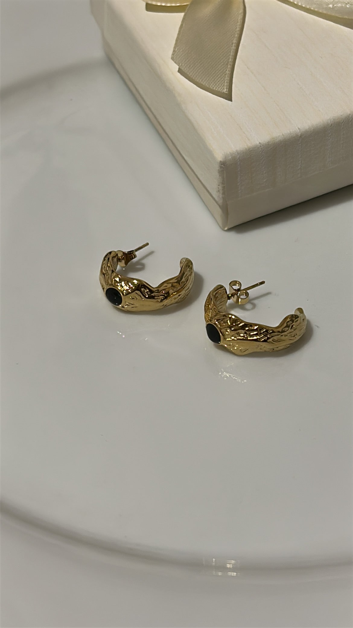 Σκουλαρίκι ανάγλυφο με μαύρη πέτρα