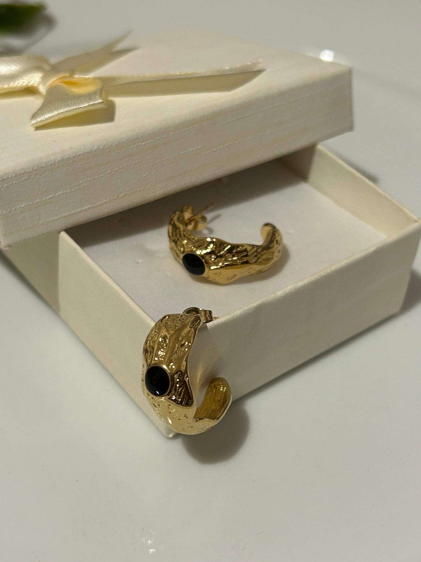 Σκουλαρίκι ανάγλυφο με μαύρη πέτρα